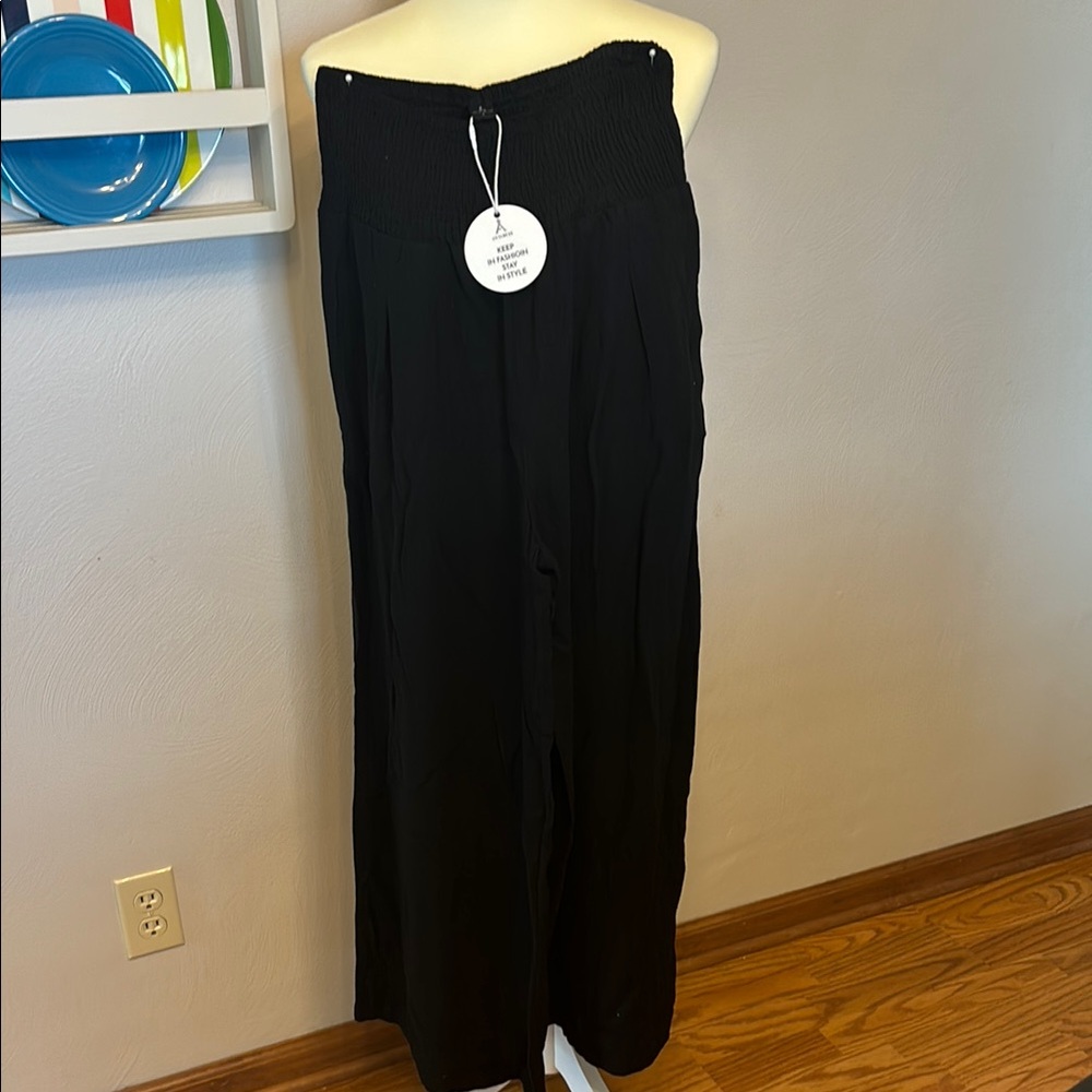 NWT Black wide leg pants with pockets